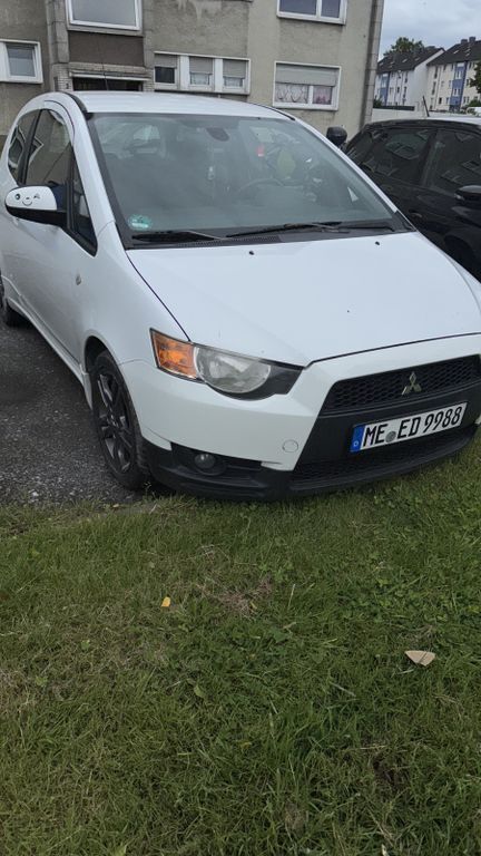 Weiß Gebraucht 2011 Mitsubishi Colt Inform Limousine | 2.200 € (Fairer Preis) - Bild 1/4