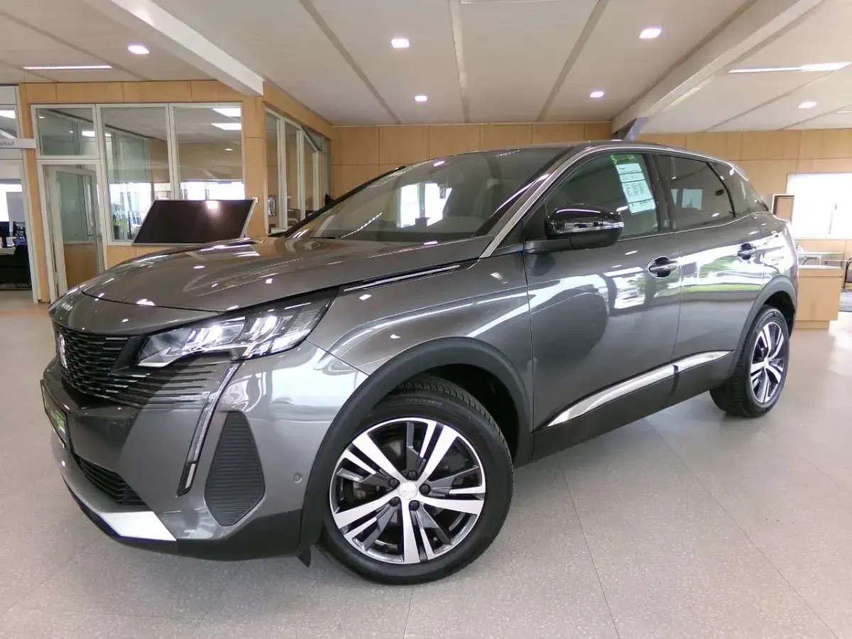 Gebraucht Peugeot 3008 Allure 131 PS (96 kW) 2024 Platinum grau SUV
