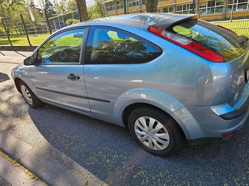 Second-hand Ford Focus 101 CP (74 kW) 2005 Albastru Berlinǎ