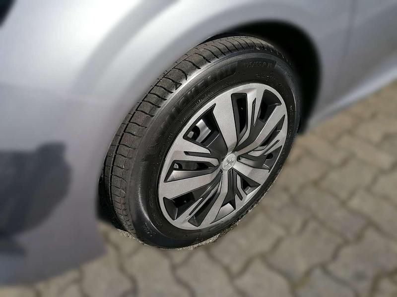 Gebraucht Peugeot 208 Active 101 PS (74 kW) 2023 Metfa artense silber Kleinwagen