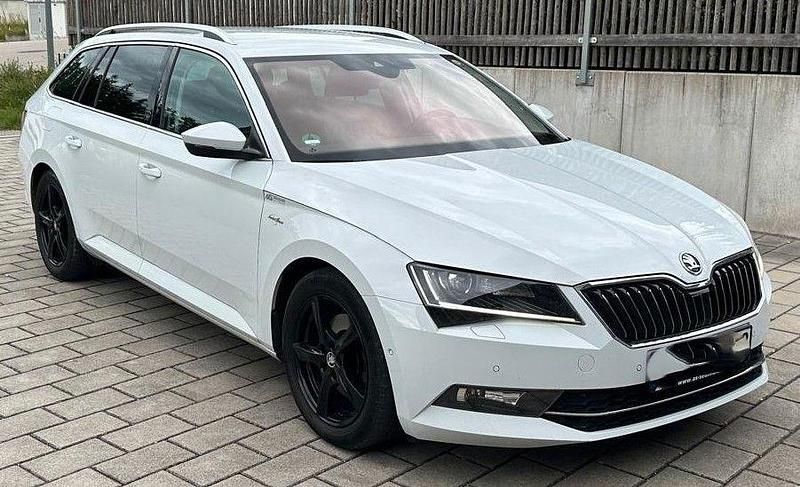 Weiß Gebraucht 2017 Skoda Superb LAURIN & KLEMENT Kombi | 20.500 € (Etwas zu teuer) - Bild 1/4