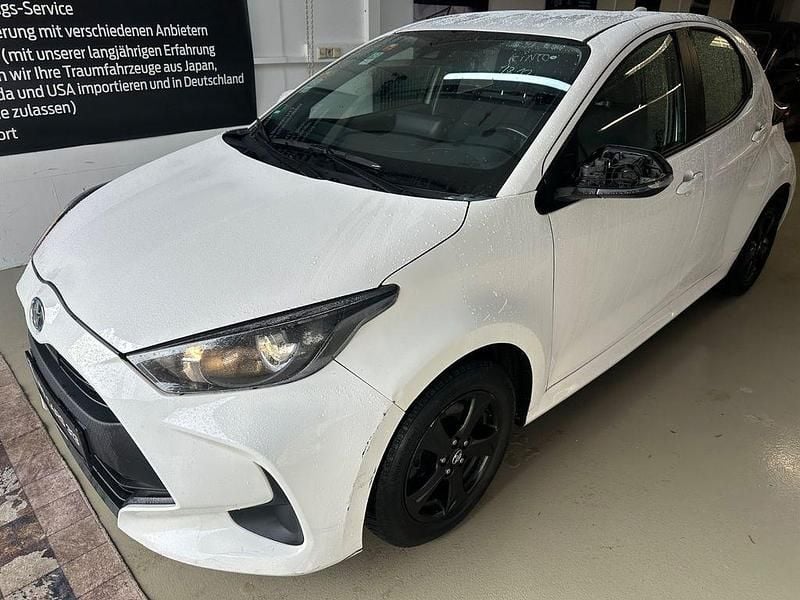 Weiß Gebraucht 2022 Toyota Yaris Hybrid Business Edition Limousine | 13.390 € (Guter Preis) - Bild 1/4