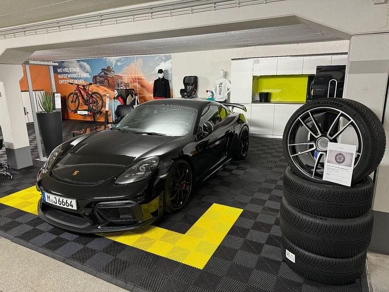 Schwarz Gebraucht 2022 Porsche Cayman GT4 Chrono Coupé | 114.900 € (Fairer Preis) - Bild 1/4