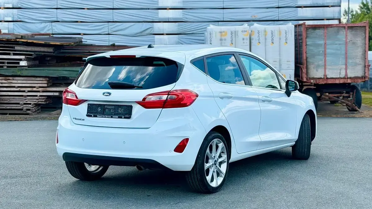 Gebraucht Ford Fiesta 101 PS (74 kW) 2018 Weiß Kleinwagen