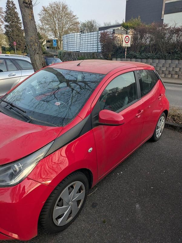 Gebraucht Toyota Aygo 69 PS (50 kW) 2014 Rot Kleinwagen