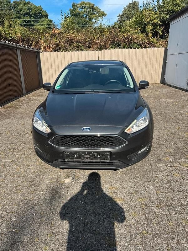 Grau Gebraucht 2016 Ford Focus Limousine | 5.000 € (Superpreis) - Bild 1/4