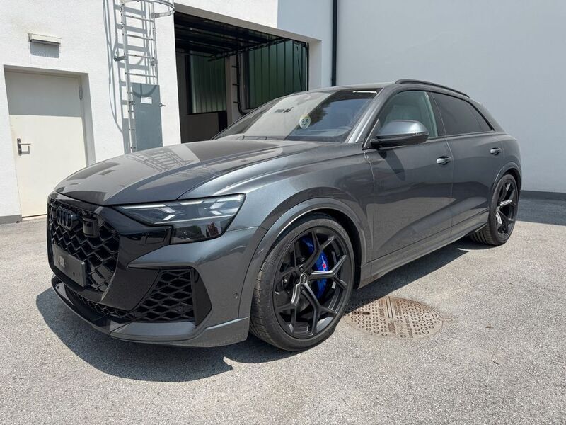 Daytongrau metallic Neu 2025 Audi RS Q8 Performance SUV | 139.825 € - Bild 1/4