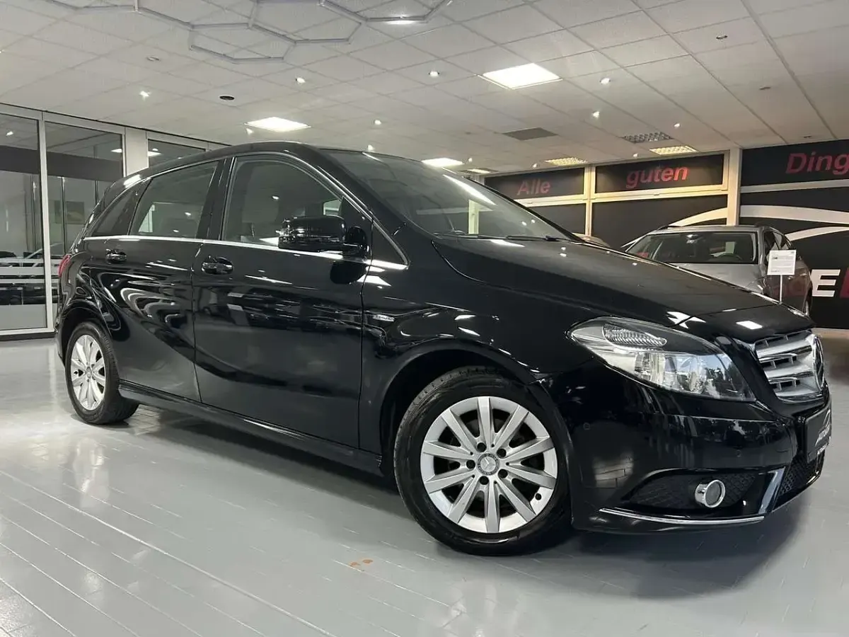 Gebraucht Mercedes B180 122 PS (89 kW) 2012 Kosmosschwarz Kleinwagen