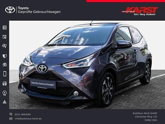 Grau Gebraucht 2021 Toyota Aygo Team Kleinwagen | 11.945 € (Fairer Preis) - Bild 1/4