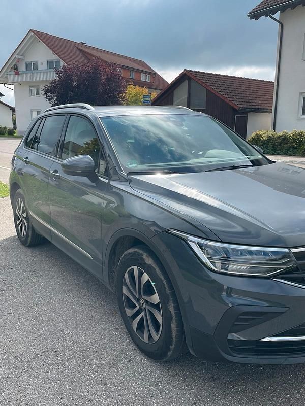 Grau Gebraucht 2022 VW Tiguan SUV | 26.900 € (Superpreis) - Bild 1/4