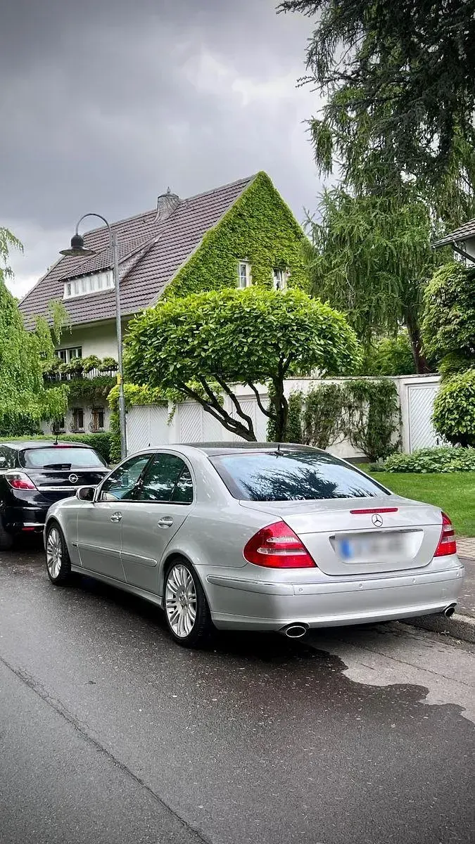 Second-hand Mercedes E200 Avantgarde 163 CP (119 kW) 2005 Argintiu Berlinǎ
