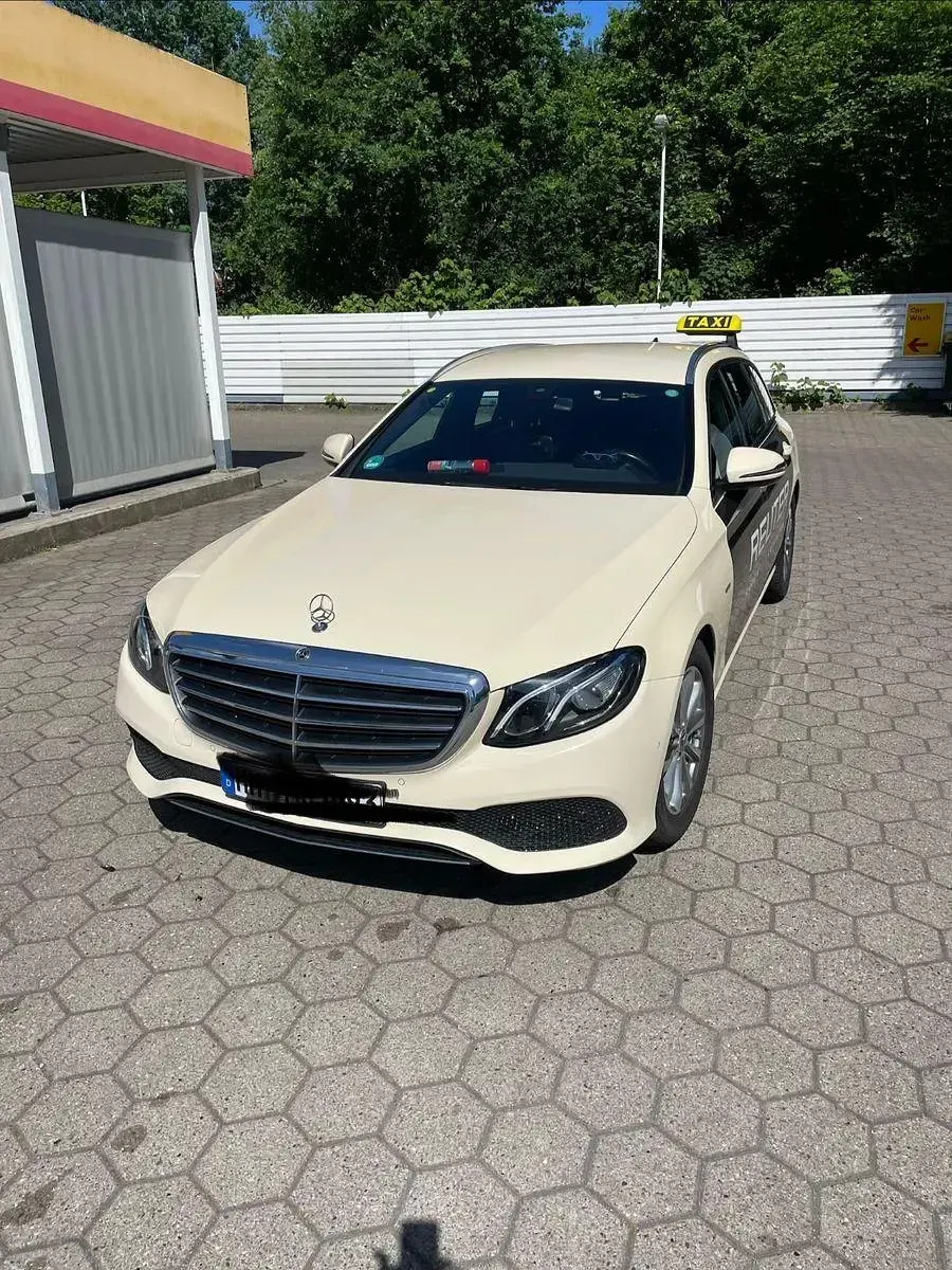 Usado Mercedes E220 194 CV (142 kW) 2021 Amarillo Familiar