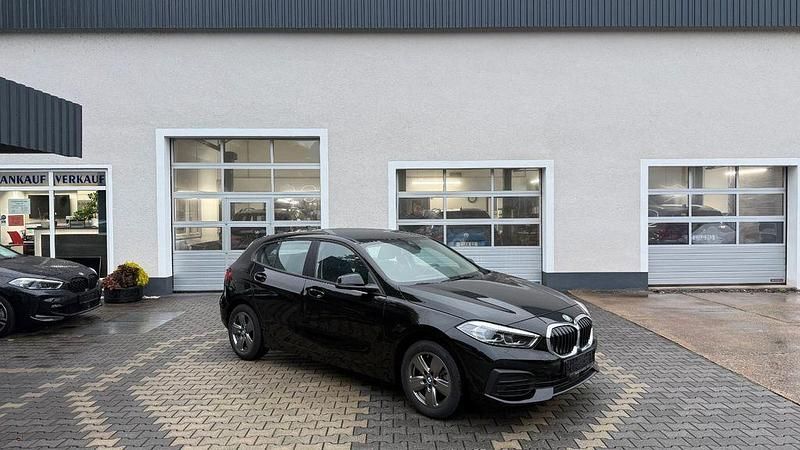 Schwarz Gebraucht 2022 BMW 118 Kleinwagen | 21.990 € (Fairer Preis) - Bild 1/4