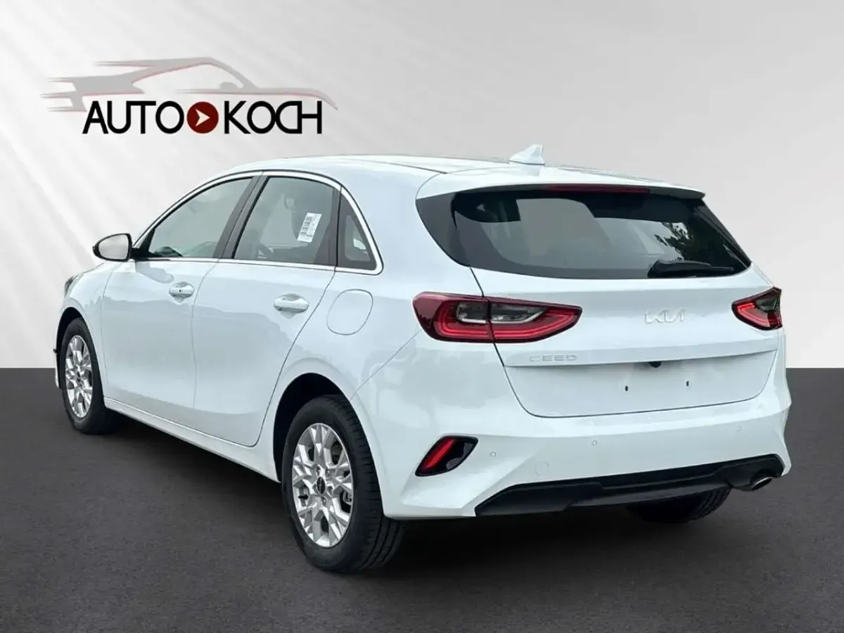Używany Kia Ceed 101 KM (74 kW) 2025 Biały Hatchback