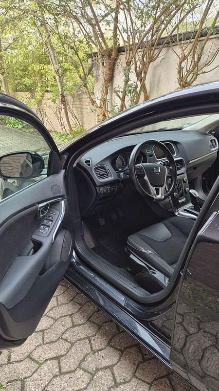 Usata Volvo V40 150 CV (110 kW) 2012 Nero Utilitaria