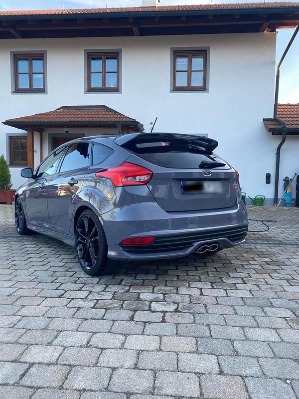 Usata Ford Focus ST 185 CV (136 kW) 2017 Grigio Station wagon