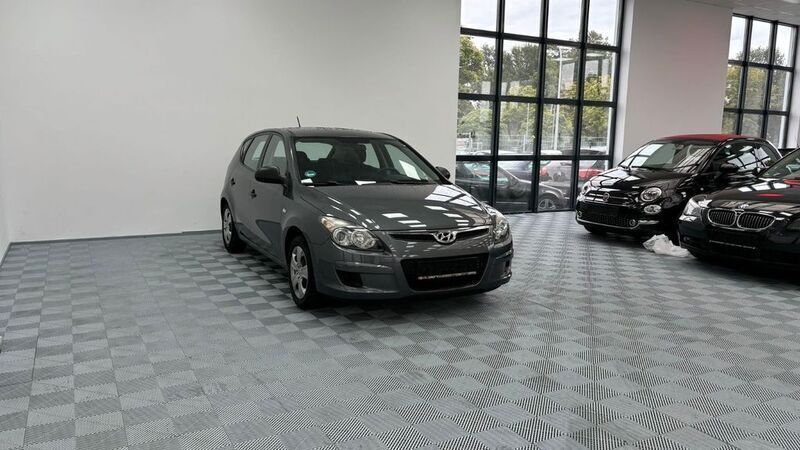 Grau Gebraucht 2009 Hyundai i30 Edition+ Limousine | 2.444 € (Guter Preis) - Bild 1/4