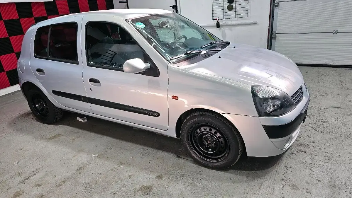 Second-hand Renault Clio II 75 CP (55 kW) 2002 Gri Hatchback