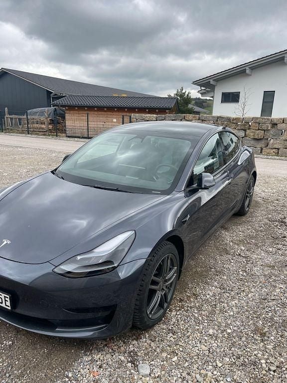 Grau Gebraucht 2023 Tesla Model 3 RWD Limousine | 28.700 € (Superpreis) - Bild 1/4