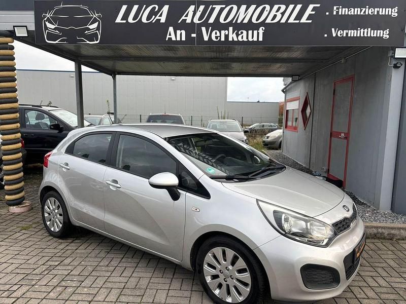 Silber Gebraucht 2014 Kia Rio Edition 7 Limousine | 5.790 € (Fairer Preis) - Bild 1/4