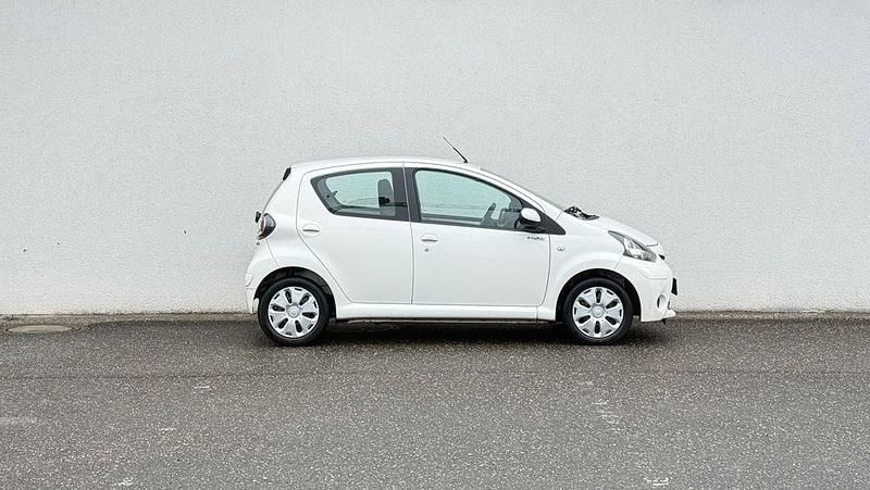 Gebraucht Toyota Aygo Cool 68 PS (50 kW) 2014 Weiß Kleinwagen