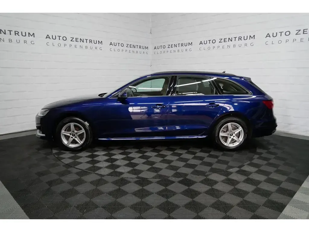 Gebraucht Audi A4 Advanced 163 PS (119 kW) 2022 Blau Limousine