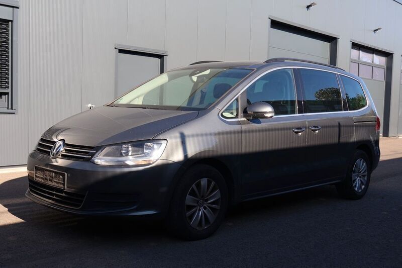 Grau Gebraucht 2019 VW Sharan Comfortline Van / Kleinbus | 14.950 € (Superpreis) - Bild 1/4