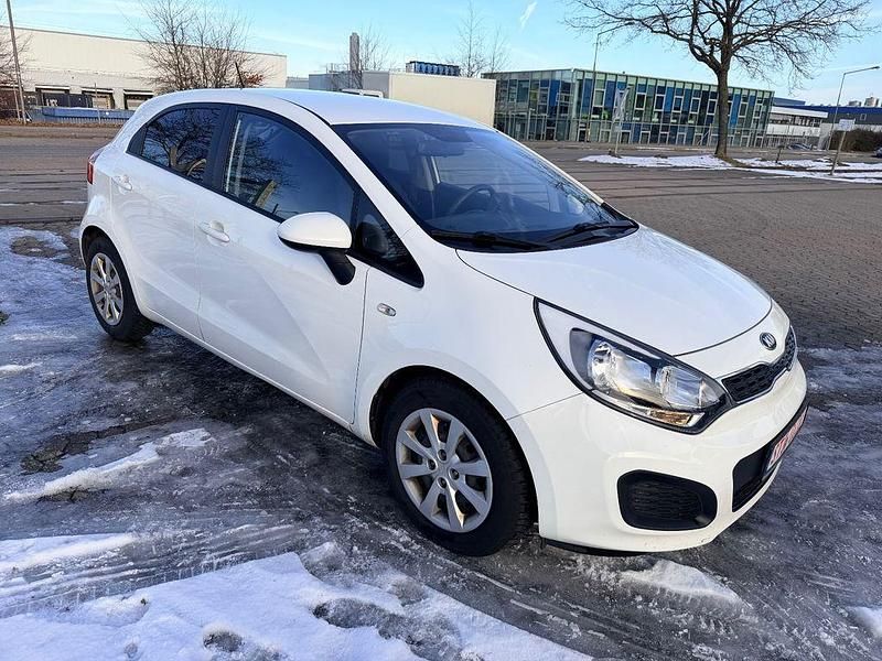 Gebraucht Kia Rio Edition 7 109 PS (80 kW) 2015 Weiß Limousine