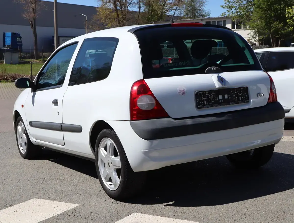 Używany Renault Clio II Expression 75 KM (55 kW) 2002 Biały Hatchback