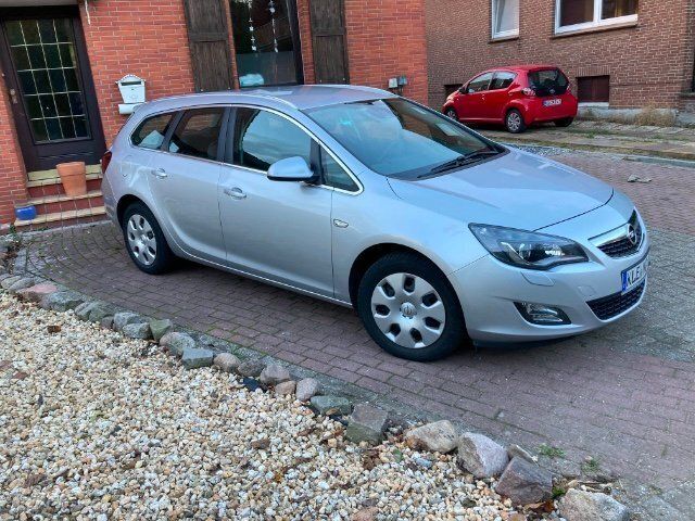 Silber metallic Gebraucht 2012 Opel Astra Sport Kombi | 4.999 € (Teuer) - Bild 1/4