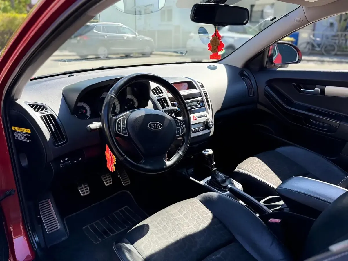 Używany Kia Ceed 143 KM (105 kW) 2008 Czerwony Hatchback