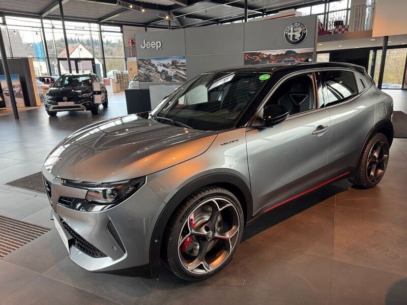 Grau Neu 2025 Alfa Romeo Junior Veloce SUV | 47.690 € (Etwas zu teuer) - Bild 1/4