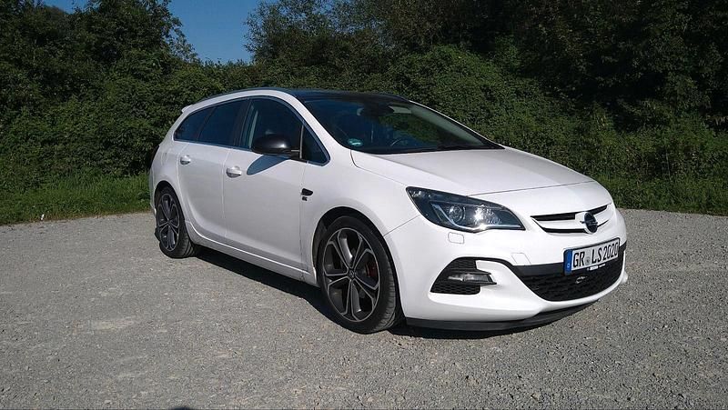 Weiß Gebraucht 2014 Opel Astra Exklusiv Kombi | 7.000 € (Fairer Preis) - Bild 1/4