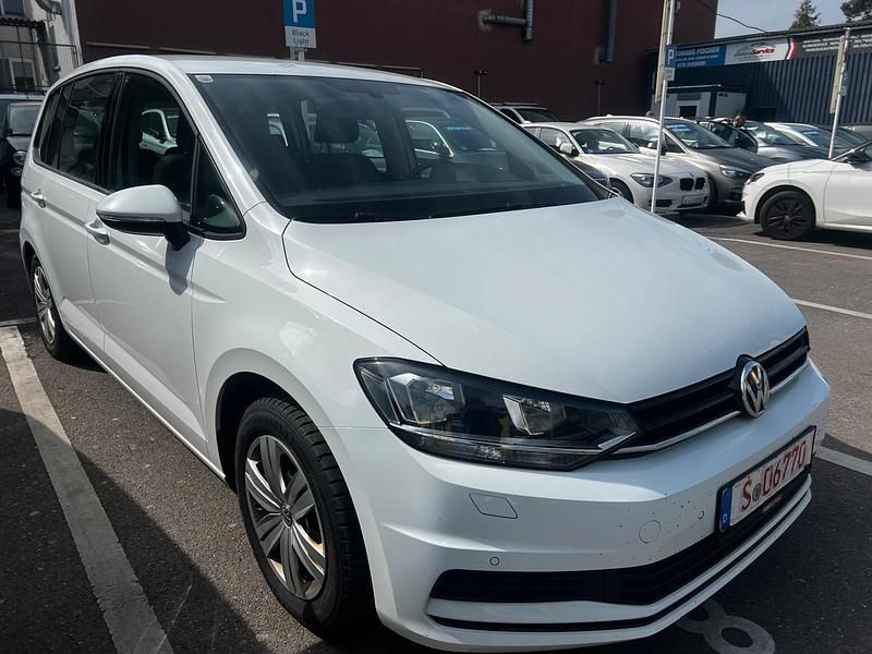 Gebraucht VW Touran Trendline 110 PS (80 kW) 2016 Pure white Van / Kleinbus