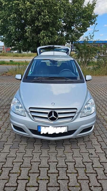Silber Gebraucht 2011 Mercedes B180 Van / Kleinbus | 5.900 € (Fairer Preis) - Bild 1/4