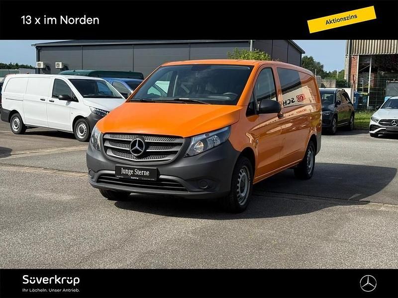 Tieforange Gebraucht 2023 Mercedes Vito Van / Kleinbus | 34.903 € (Fairer Preis) - Bild 1/4