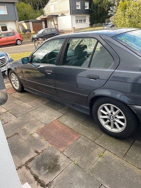 Grau Gebraucht 1997 BMW 320 Performance Limousine | 3.498 € (Fairer Preis) - Bild 1/4