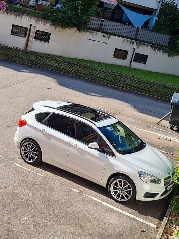 Weiß Gebraucht 2016 BMW 218 Active Tourer Sport Line Van / Kleinbus | 9.200 € (Guter Preis) - Bild 1/1