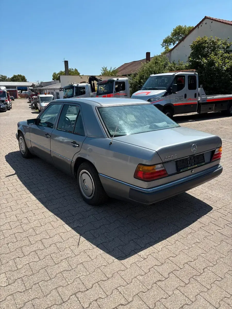 Gebraucht Mercedes E200 118 PS (86 kW) 1992 Grau Limousine