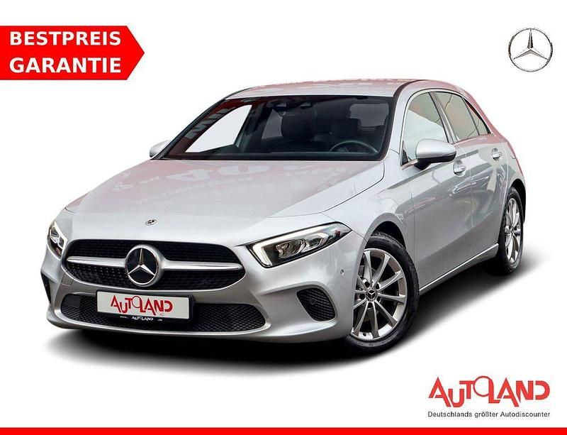 Silber Gebraucht 2020 Mercedes A180 Limousine | 21.990 € (Etwas zu teuer) - Bild 1/4