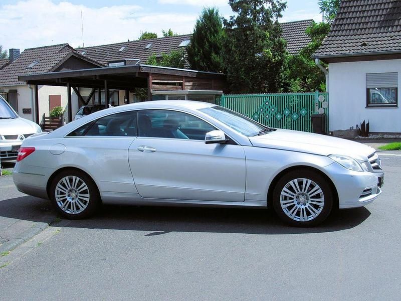 Gebraucht Mercedes E250 204 PS (150 kW) 2012 Iridiumsilber Coupé
