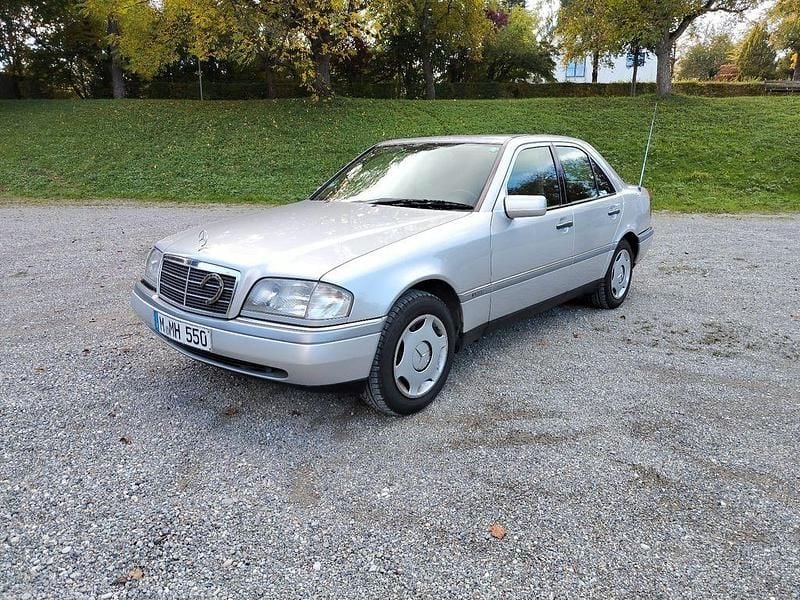 Silber Gebraucht 1994 Mercedes C220 Elegance Limousine | 6.200 € - Bild 1/4