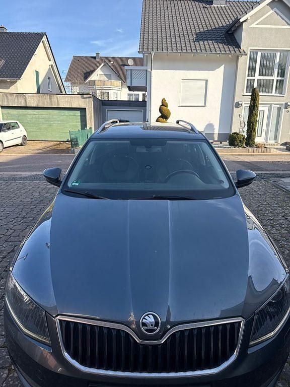 Grau Gebraucht 2014 Skoda Octavia Elegance Kombi | 12.000 € (Teuer) - Bild 1/4