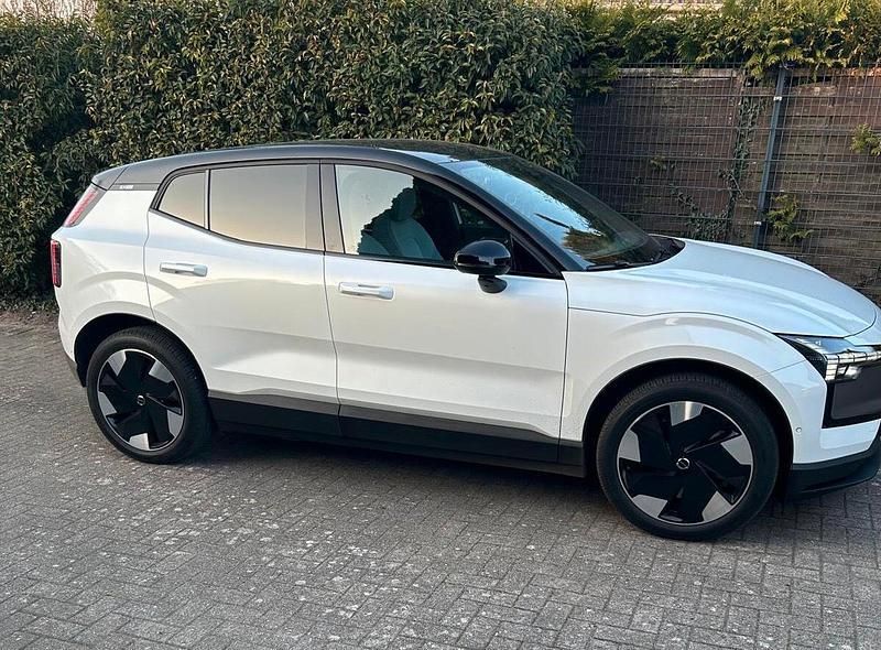 Weiß Gebraucht 2024 Volvo EX30 Performance SUV | 33.400 € (Superpreis) - Bild 1/4