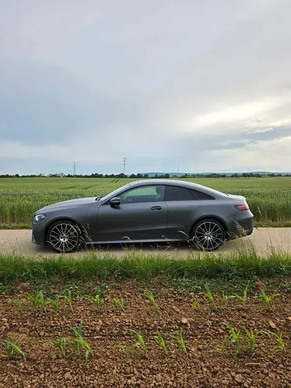 Gebraucht Mercedes E220 AMG line 194 PS (142 kW) 2021 Schwarz Coupé