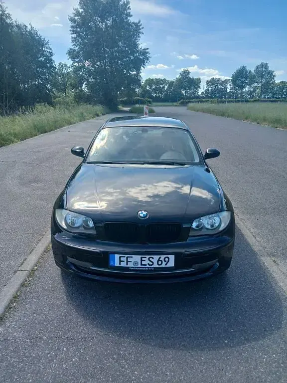 Gebraucht BMW 116 122 PS (89 kW) 2009 Schwarz Kleinwagen