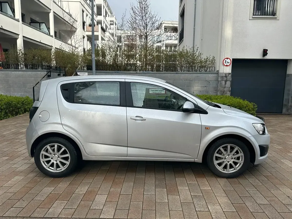 Gebraucht Chevrolet Aveo 101 PS (74 kW) 2012 Silber Limousine