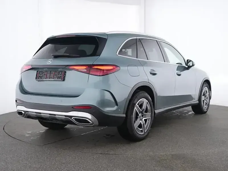Gebraucht Mercedes GLC300 AMG 258 PS (189 kW) 2025 Metalliclack verdesilber SUV