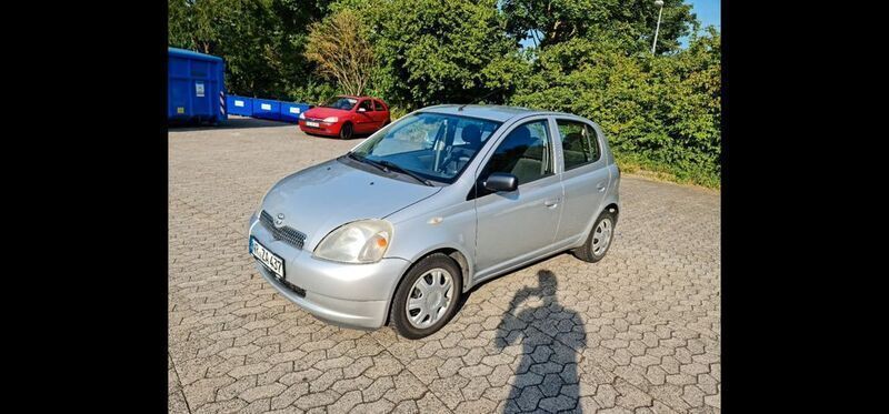 Silber Gebraucht 2003 Toyota Yaris Sol Limousine | 4.699 € (Teuer) - Bild 1/4