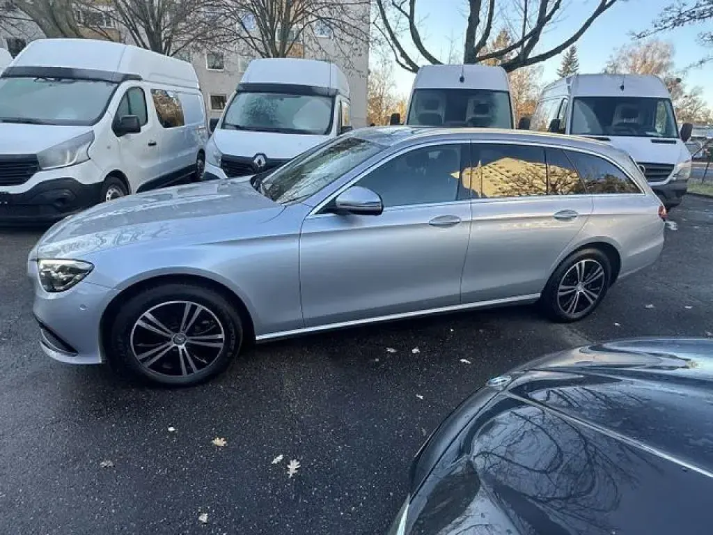 Gebraucht Mercedes E220 194 PS (142 kW) 2022 Silber (metallic) Kombi